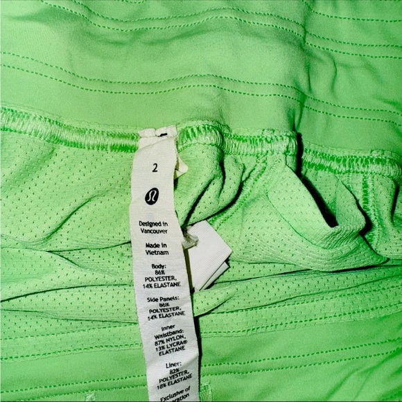 Lululemon rare hotty hot shorts , size 4 , pistachio green - Picture 3 of 3